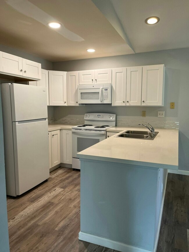 Building Photo - 2425 Cranston Dr