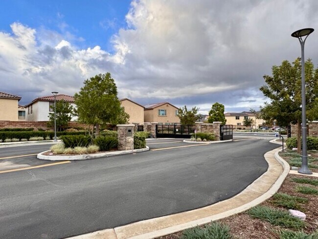 Building Photo - SOLAR INCLUDED! Stunning 3 Bedroom Home in...