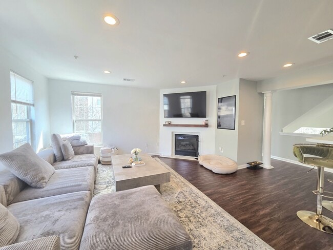Building Photo - 1604 Post Oak Dr