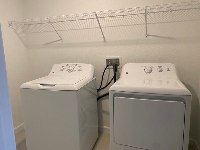 Building Photo - 4 Bed 2 Full Bath Single Family Home Available in SE Palm Bay FL!