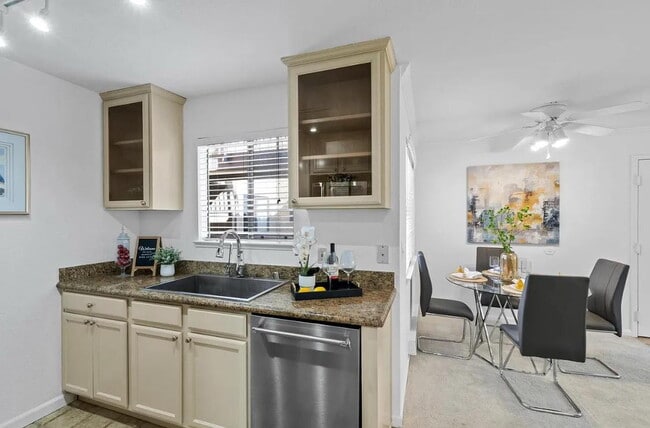 Building Photo - "Chic 1-Bed Waterfront Apartment with Cent...