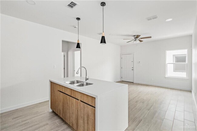 Building Photo - 1300 W Platinum Dr
