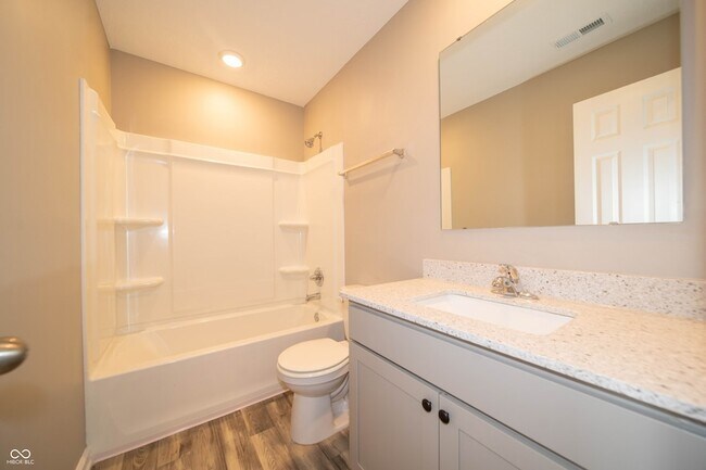 Building Photo - 7062 English Oak Dr