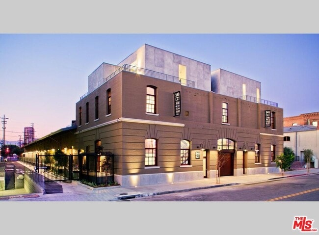 Building Photo - 940 E 2nd St