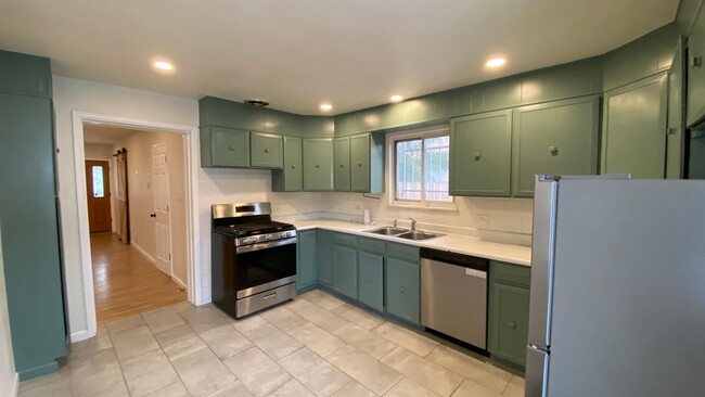 Building Photo - Recently Renovated 2 Bed 1.5 Bath Single F...