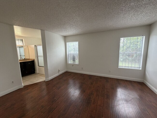 Building Photo - 560 S Quince Ave