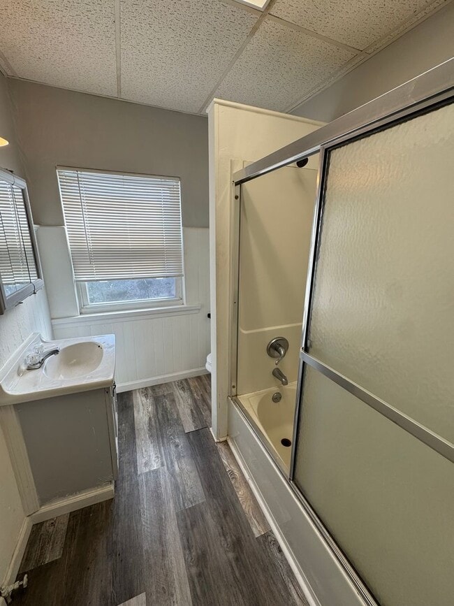 Building Photo - 4 Bedroom 1 Bathroom in Fineview!
