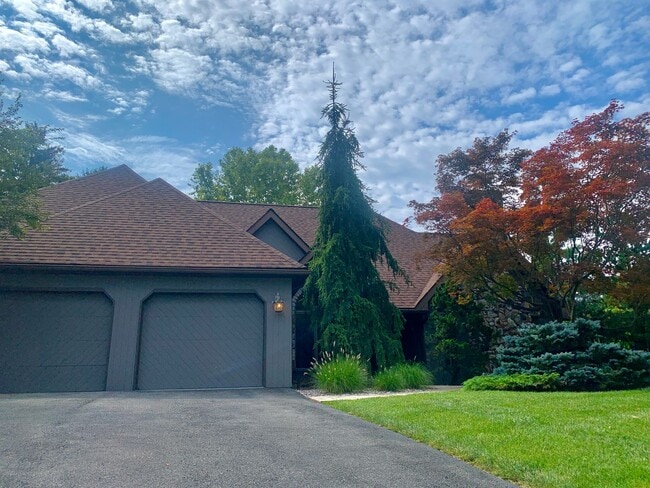 Building Photo - GRAND FIVE BEDROOM HOME