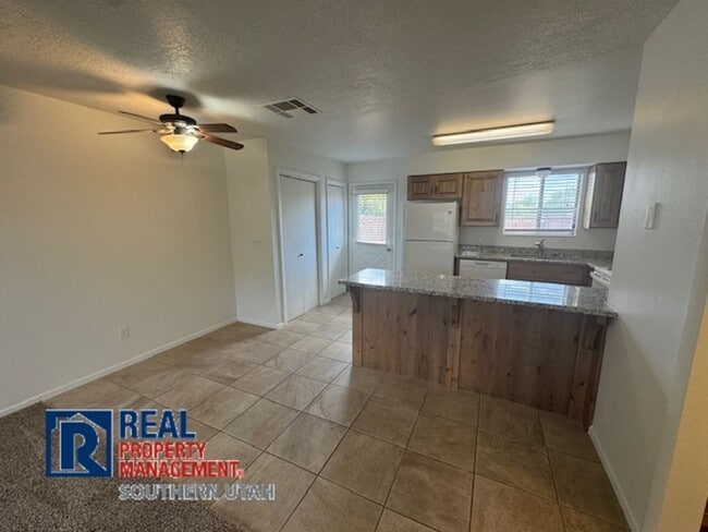Building Photo - Colorview Townhome