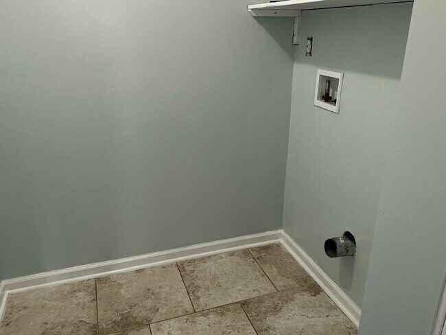 Building Photo - 1261 Lakeview Rd