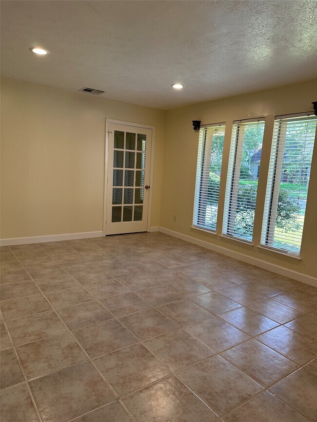Building Photo - 2826 Green Fields Dr