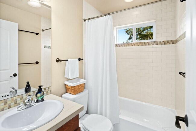 Building Photo - Gorgeous Big Ravenna Home in Seattle