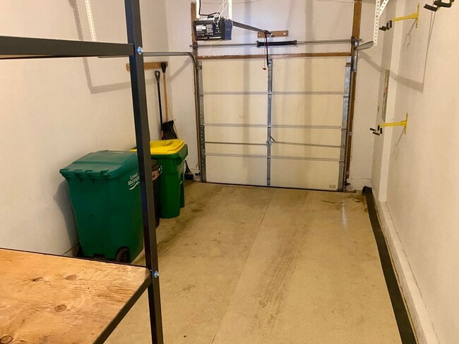Building Photo - 3 Bedrooms - 2 Full & 1 Half Bath Townhous...