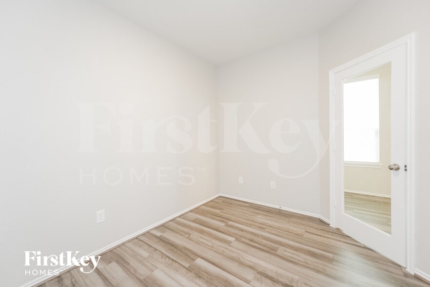 Building Photo - 5831 Longhorn Run Ln