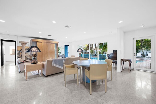 Building Photo - 2809 NE 25th St