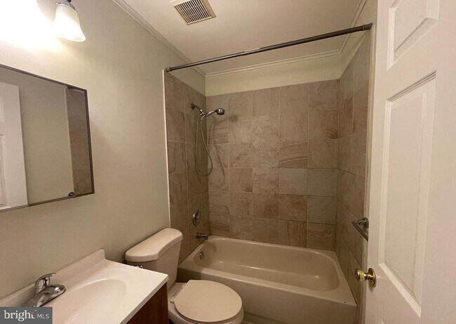 Building Photo - 127 Tulip Ln
