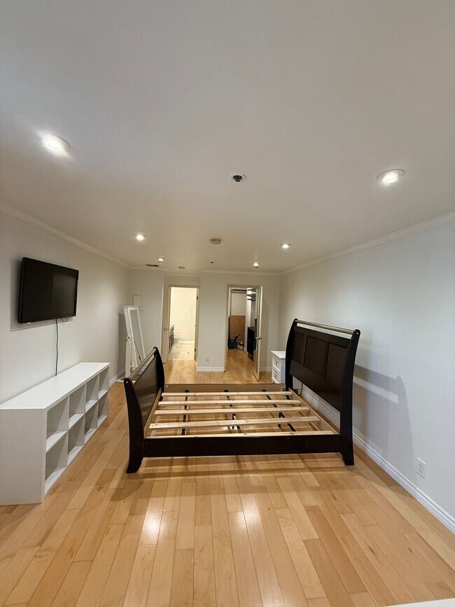 Building Photo - 2bed 2bath in the Heart of Los Angeles
