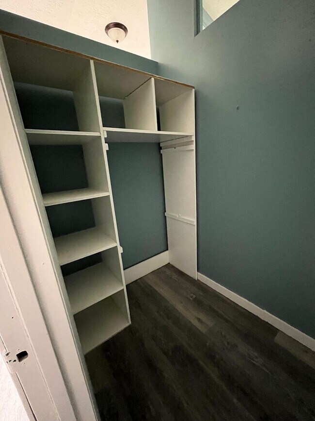 Building Photo - 5 bedroom available in the West Jefferson Hills School district!