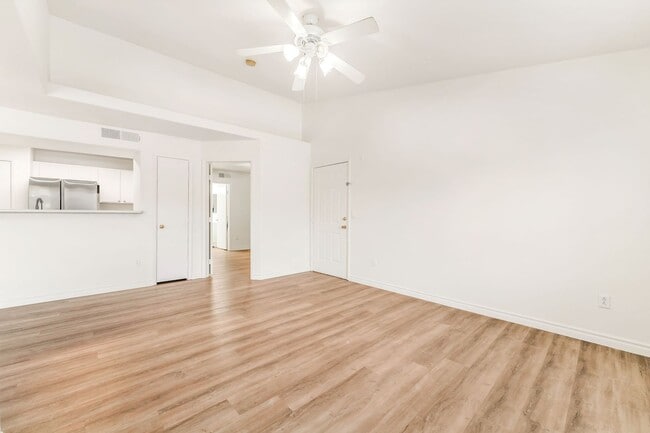 Building Photo - Move-in Ready 2-Bed Condo!