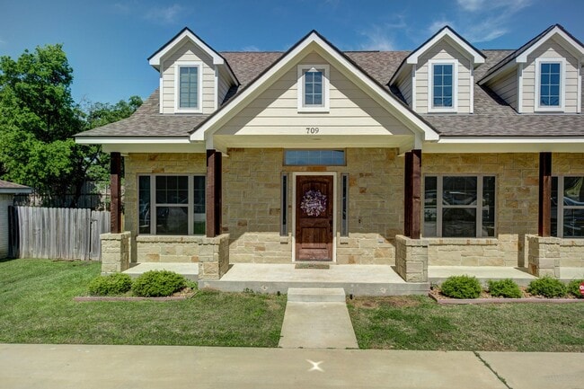 Building Photo - Beautiful Duplex with 5 Bed, 4 Bath Right ...