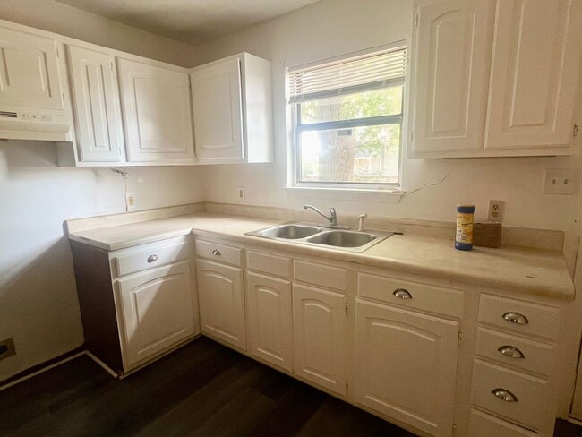 Building Photo - Two bedroom, 1 bath house in Burlington