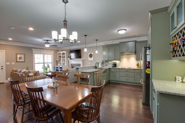 Building Photo - Adoreable 3 Bedroom 2 Bathroom Home in Nat...