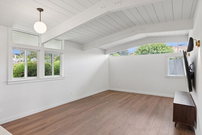 Building Photo - Eichler Mid-Century Home, Newly Renovated