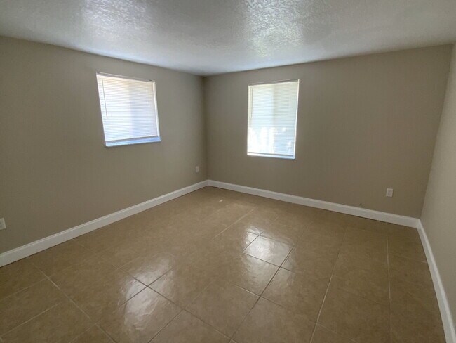 Building Photo - Beautiful 2 bed, 2 updated baths home in the sought-after boating community of Gulf Harbors.