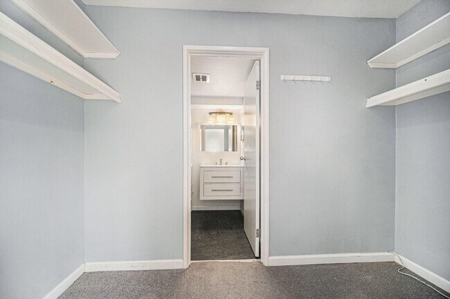 Building Photo - 1325 S Maple Rd