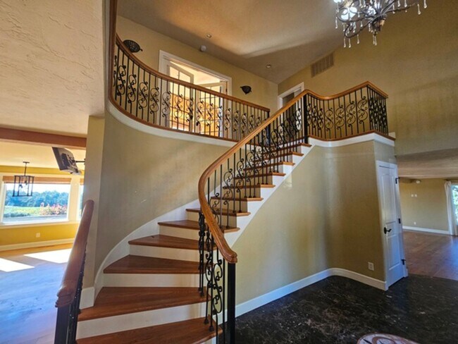 Building Photo - 4Bd/5Ba Multi Story Home - For viewing by ...