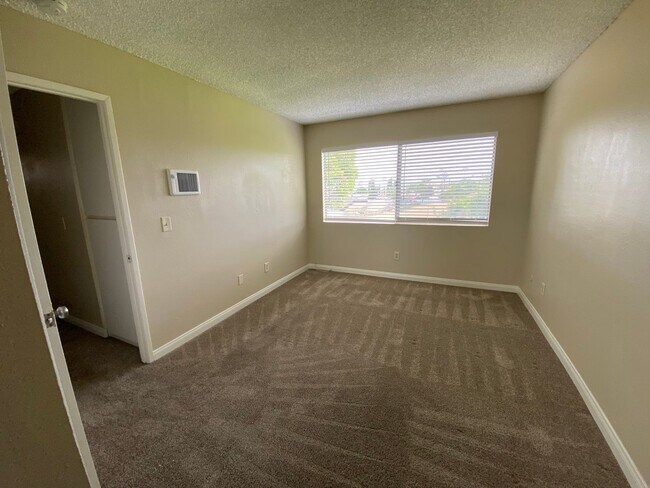 Building Photo - LOCATION & PRIVACY! Spacious 3 br Condo wi...