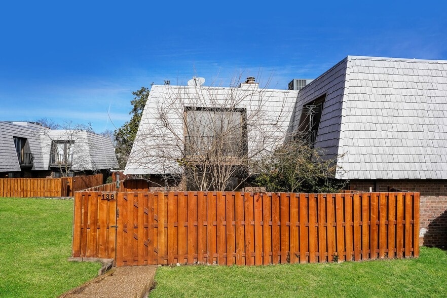 Building Photo - 136 Cedarwood Ln