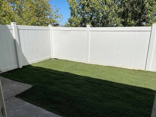 Building Photo - Beautiful Townhome in Excellent Draper Location!