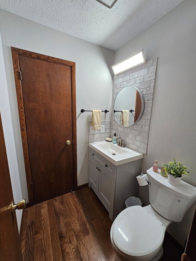 Building Photo - Remarkable 5 Bedroom Home For Rent in Mentor