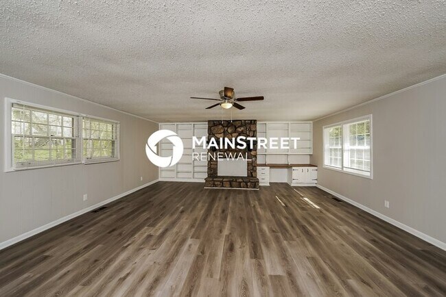 Building Photo - 3 Bedroom Pet-Friendly Home in Birmingham, AL with Main Street Renewal
