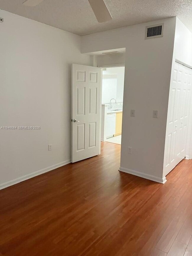 Building Photo - 7930 N Nob Hill Rd