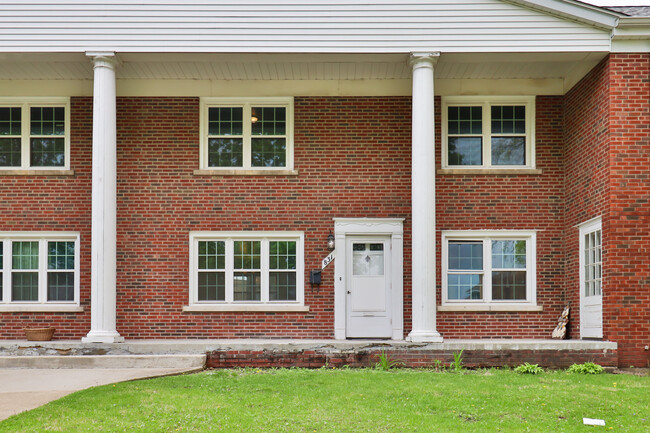 Primary Photo - 831 N Raynor Ave