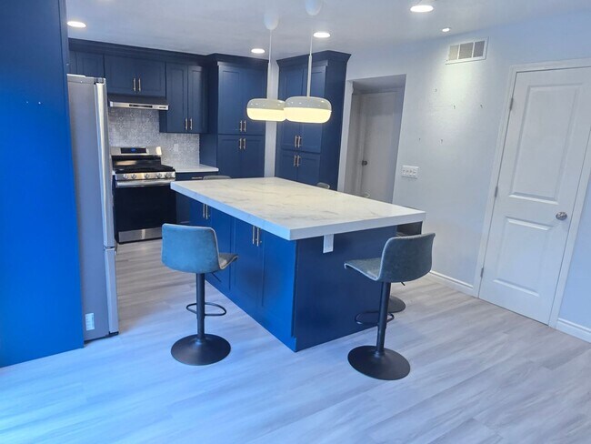 Building Photo - Beautiful Townhome for Rent