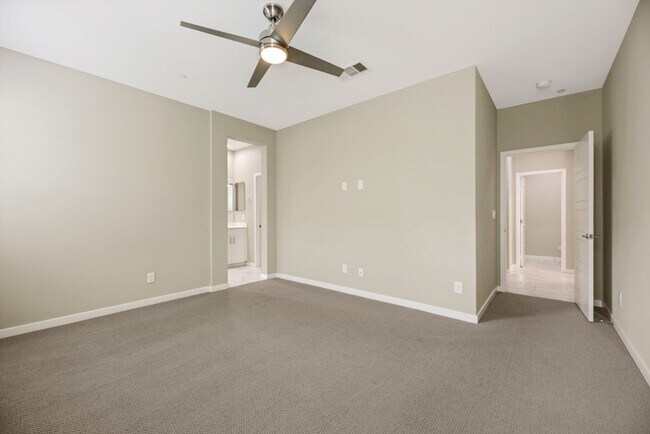 Building Photo - Gorgeous highly upgraded townhouse!