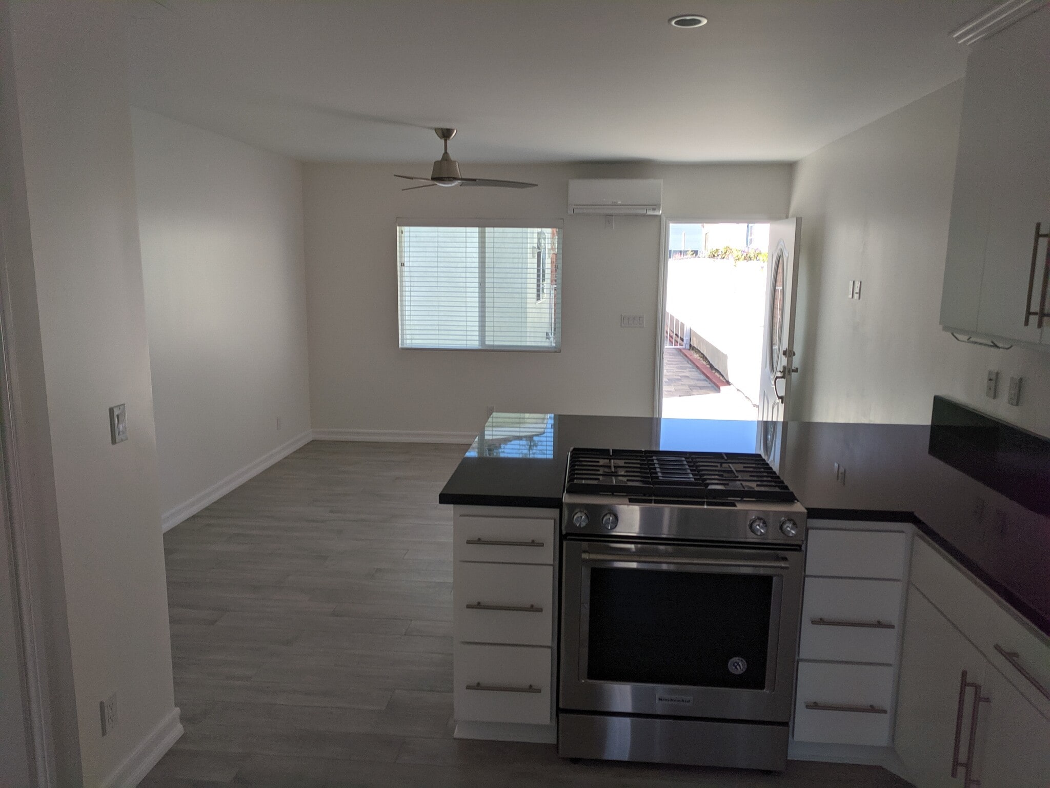 Building Photo - 2442 Granville Ave