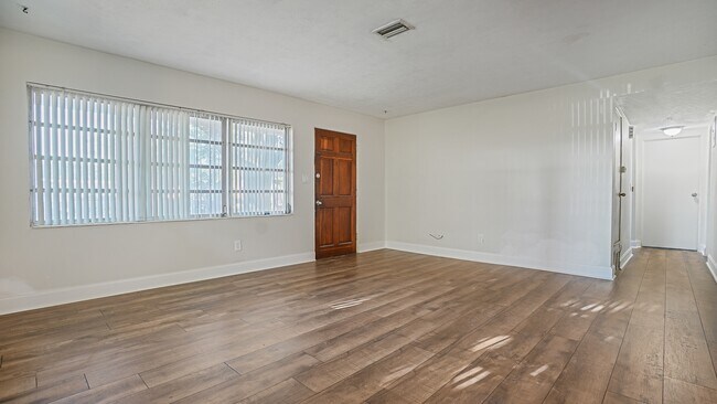 Building Photo - 5219 Bonnie Brae Cir