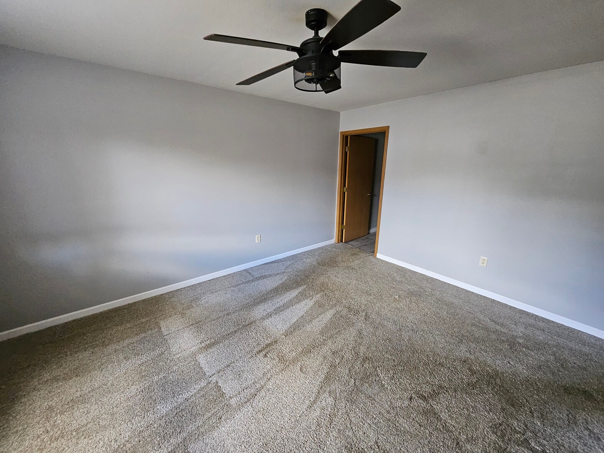 Master Bedroom - 956 Roseland Dr