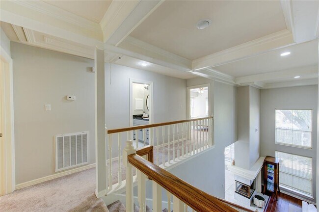Building Photo - 1526 Forest Home Dr