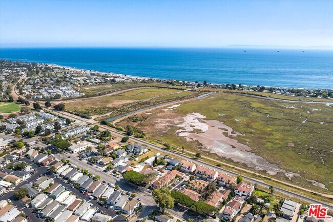 Building Photo - 4297 Carpinteria Ave