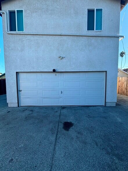 Building Photo - 155 W 77th St