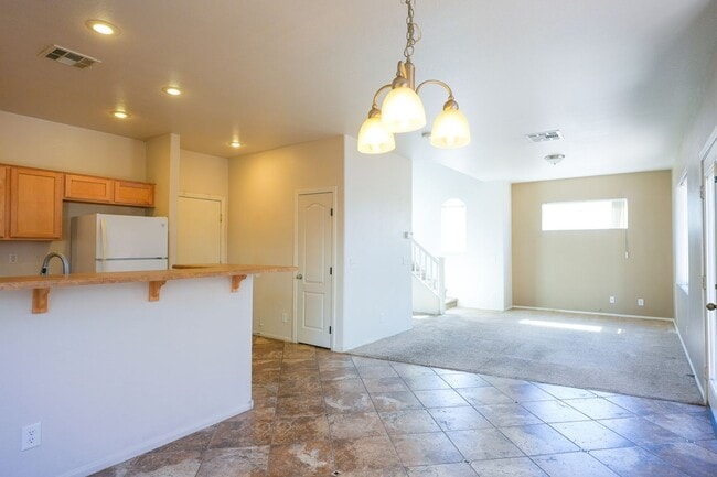 Building Photo - 3 Bed / 2.5 Bath Townhome with Loft, 2 Car Garage & Spacious Backyard – Southern Highlands