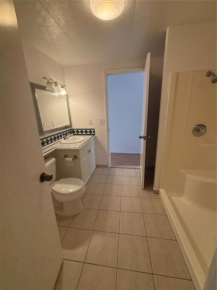 Building Photo - 5236 Kenwood Ave