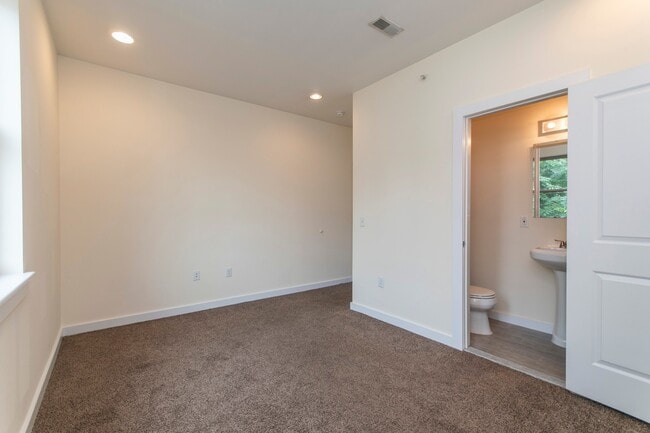 Building Photo - 1614 N Sydenham St