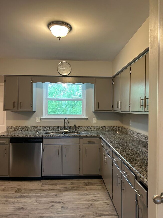 Building Photo - 815 Poindexter Ave