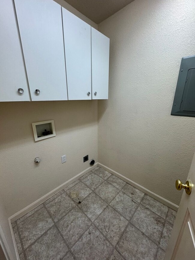 Building Photo - 1057 Lookingglass Rd